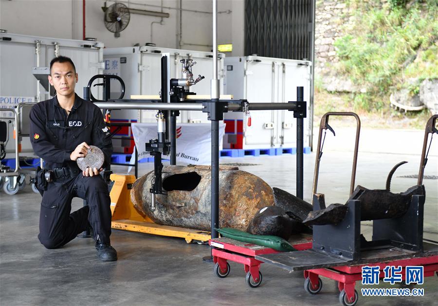 (港澳臺(tái)·香港故事·圖文互動(dòng))(7)用手觸摸二戰(zhàn)炸彈的人——訪香港警方拆彈專家