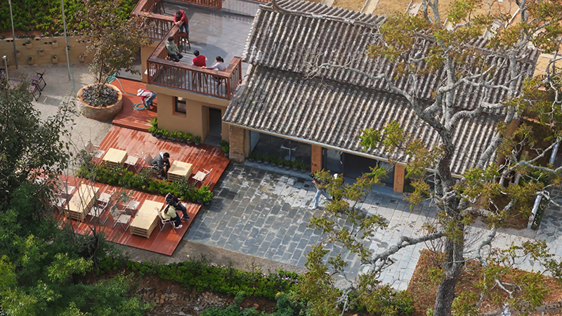 【4】曼海村鄉(xiāng)村共創(chuàng)的咖啡書(shū)吧小院。陶思源-攝