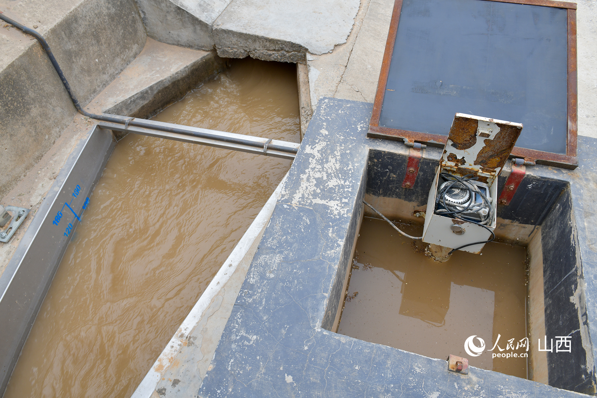 灌區(qū)渠口的計量設施。人民網記者 焦搏文攝