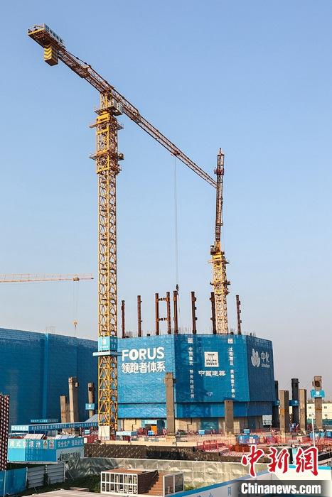 從完成頂層設(shè)計(jì)到如火如荼大規(guī)模建設(shè)，六年來，雄安新區(qū)如春天的竹子一般拔節(jié)生長，這座承載千年大計(jì)的“未來之城”已雄姿初顯。從“一張白紙”開始著墨，如今的雄安新區(qū)已是濃墨重彩的“山水畫”。<a target='_blank' href='/'>中新社</a>記者近日走訪了雄安新區(qū)多地，從“藍(lán)綠金”三色感受這座“未來之城”的巨大變化。圖為7月19日，河北雄安新區(qū)，中國中化總部基地項(xiàng)目施工現(xiàn)場。 <a target='_blank' href='/'>中新社</a>記者 易海菲 攝