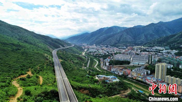 圖為航拍元江至蔓耗高速公路紅河段。云南建投集團供圖