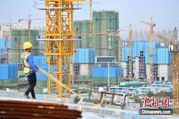 資料圖：一在建樓盤工地工人正在忙碌。 <a target='_blank' href='/'>中新社</a>記者 張浪 攝