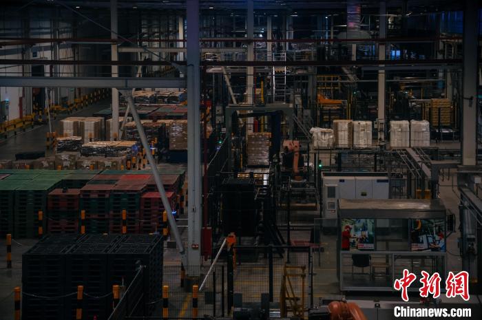 基地依托數(shù)字技術(shù)打造“黑燈工廠”?！±钅宪?攝