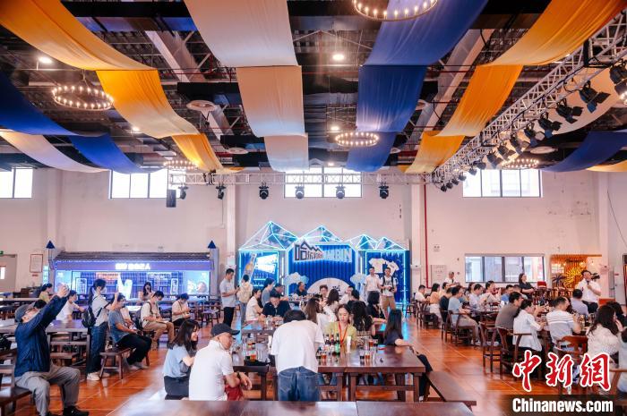 圖為基地內(nèi)的慕尼黑餐廳?！±钅宪?攝