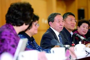 3月8日，全國(guó)政協(xié)舉行教育界別聯(lián)組會(huì)議，教育部部長(zhǎng)袁貴仁右三到會(huì)聽(tīng)取建議。