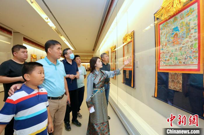 “藏韻瑰寶”藏醫(yī)四部醫(yī)典唐卡珍品展現(xiàn)場?！⒖∩n 攝