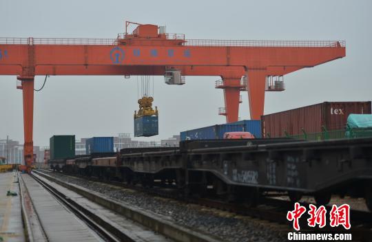 圖為：中歐班列吊裝?！⊥鮿?攝