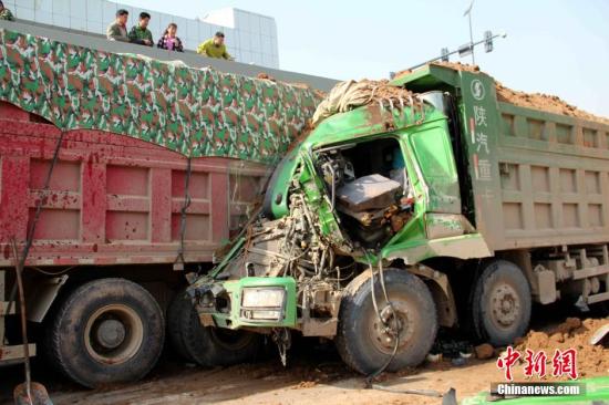 資料圖：渣土車(chē)追尾事故。張一辰 攝