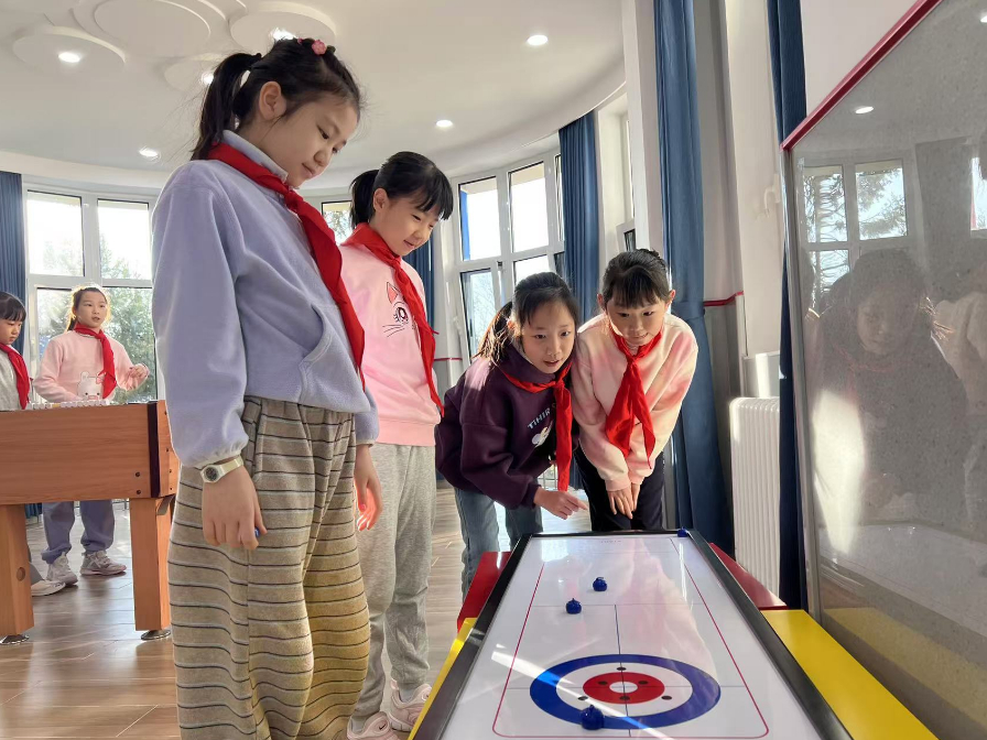 學(xué)生們在少先隊(duì)大廳進(jìn)行課間活動。人民網(wǎng) 白炅攝