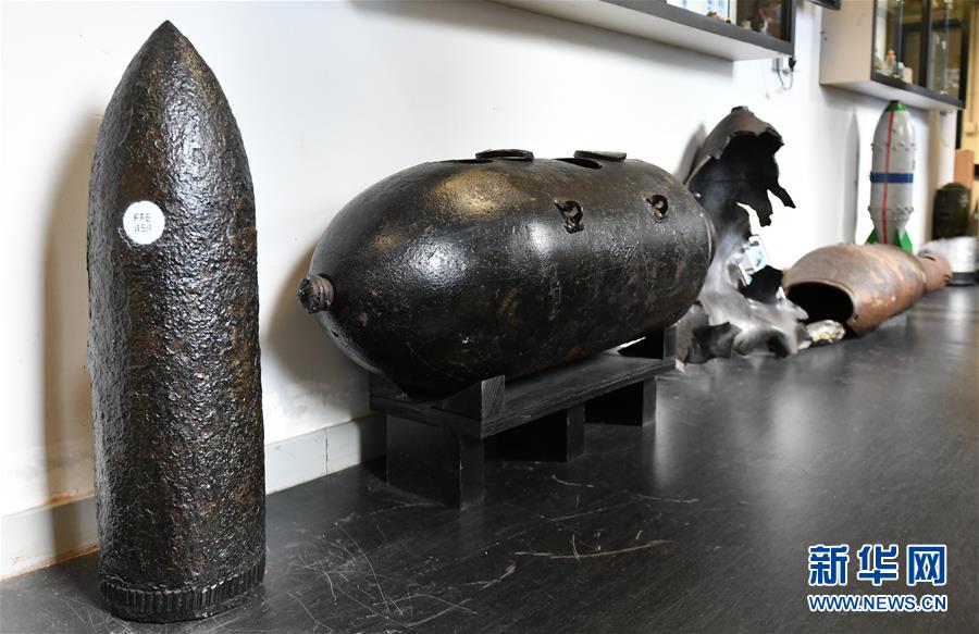 (港澳臺(tái)·香港故事·圖文互動(dòng))(8)用手觸摸二戰(zhàn)炸彈的人——訪香港警方拆彈專家