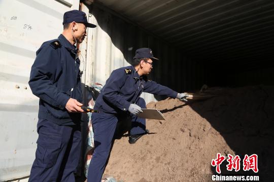 威海海關(guān)重拳禁入“洋垃圾”千余噸固體廢物退運(yùn)出境
