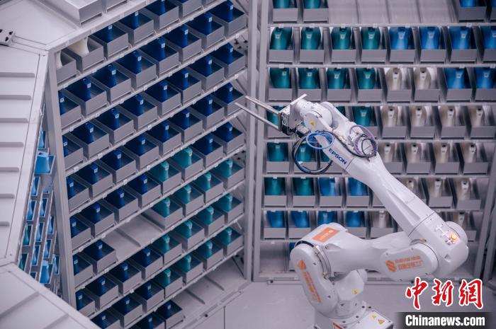 車間里，鞋楦配送機械臂在有序工作?！±钅宪?攝