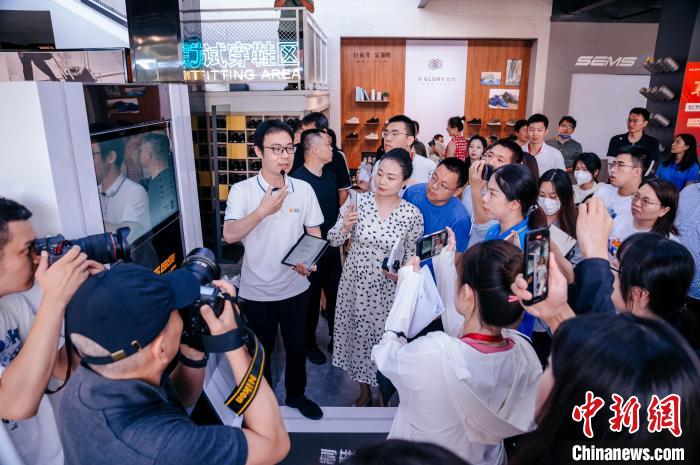 定制示范工廠可從腳型測量儀采集數(shù)據(jù)，按需進行“私人訂制”?！±钅宪?攝