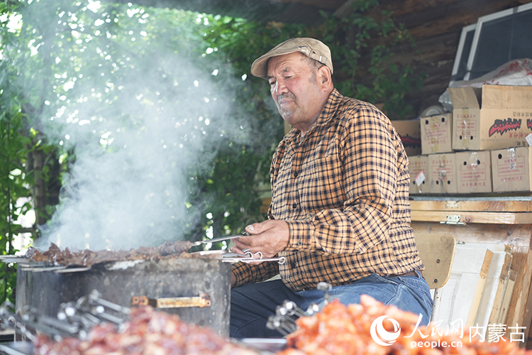 孫金花家庭小院內(nèi),正在烤制肉串。人民網(wǎng)記者 李睿攝