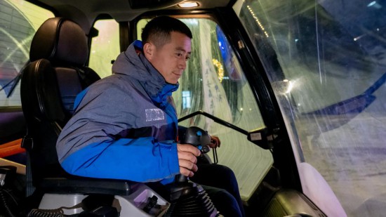 吉林市松花湖滑雪度假區(qū)內(nèi)，工作人員正駕駛壓雪車平整雪道。新華社記者 唐成卓 攝