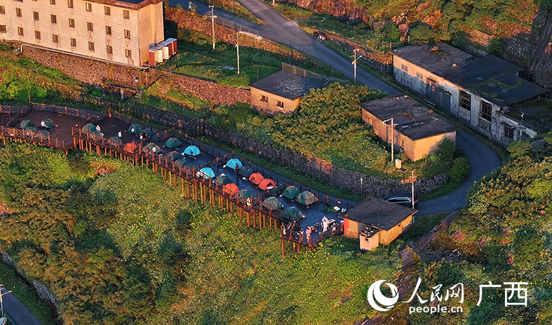 山頂露營(yíng)區(qū)。人民網(wǎng) 雷琦竣攝