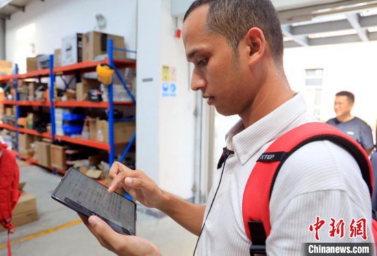 4日下午，西南交通大學(xué)孟加拉國留學(xué)生Zahidul Alam正借助“AI學(xué)伴”學(xué)習(xí)AI。 中新社記者 王磊 攝