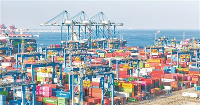 “新泉州”輪在山東港口青島港自動(dòng)化碼頭（三期）的作業(yè)現(xiàn)場。山東港口青島港供圖