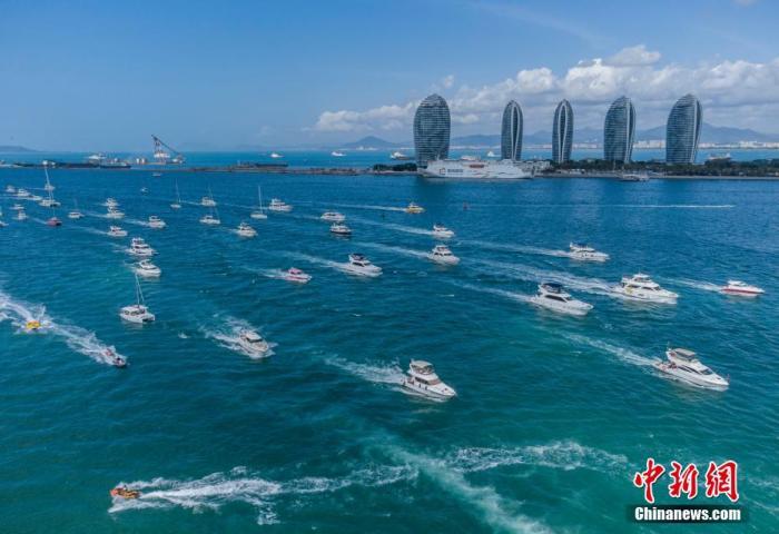 資料圖：航拍三亞眾多出海游玩的游艇回港。 駱云飛 攝