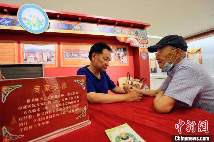 “藏韻瑰寶”藏醫(yī)四部醫(yī)典唐卡珍品展在天津美術(shù)館展出，展覽現(xiàn)場藏醫(yī)專家義診受歡迎?！⒖∩n 攝