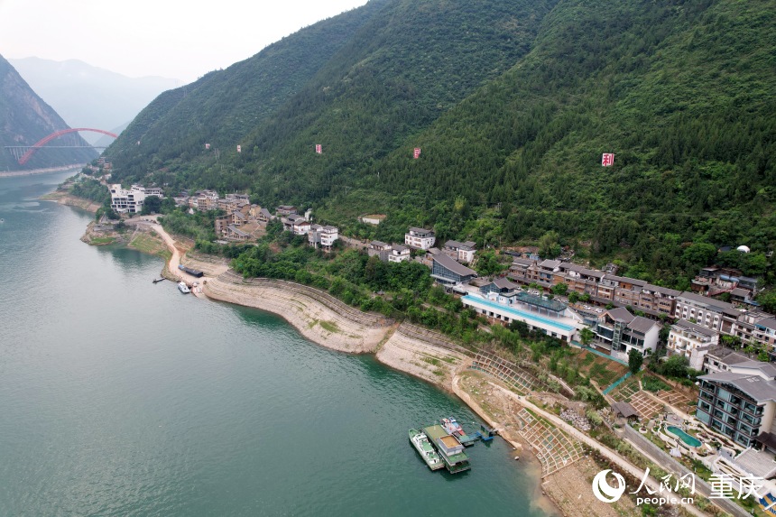 三峽里·竹枝村全長2.5公里，如一條絲帶分布于長江沿線。人民網(wǎng)記者 劉政寧攝