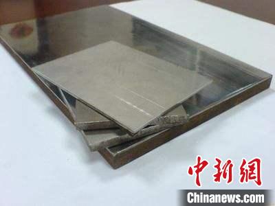 企業(yè)展示的金屬復合材料產(chǎn)品?！垕I子 攝