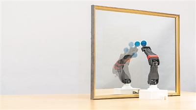  圖為機(jī)器人觀察自己在鏡子中的倒影，學(xué)習(xí)自身的形態(tài)和運(yùn)動(dòng)學(xué)，實(shí)現(xiàn)自主模擬。圖片來(lái)源：美國(guó)哥倫比亞大學(xué)