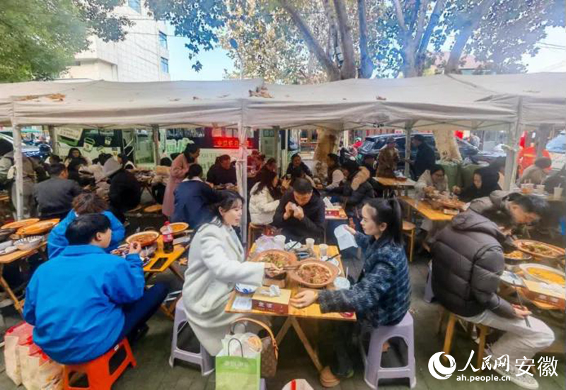 迎春街上，游客們品嘗廣德燉鍋。人民網(wǎng)記者 王銳攝
