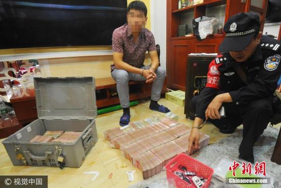 廣西南寧警方8月21日通報(bào)，當(dāng)?shù)亟粘晒善粕姘附痤~15.19億元人民幣的特大傳銷案件。圖為當(dāng)場繳獲的成捆現(xiàn)金。 圖片來源：視覺中國