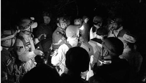 救援隊(duì)在龍山搜尋。