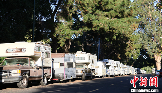 當(dāng)?shù)貢r間7月30日，美國硅谷山景城克里山托大道?？康姆寇嚒Ｔ絹碓蕉嗟墓ば诫A層無力負(fù)擔(dān)房租，選擇住在房車?yán)铩?lt;a target='_blank'  _fcksavedurl='http://www.chinanews.com/'></table>中新社</a>記者 劉丹 攝