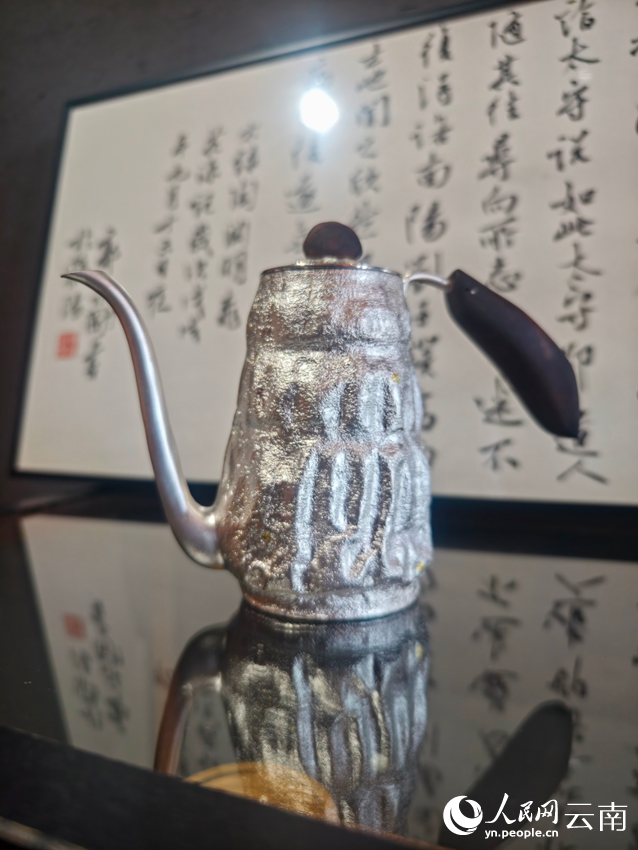 李杰加工制作的銀壺。人民網(wǎng)記者 符皓攝 李杰加工制作的銀壺。人民網(wǎng)記者 符皓攝