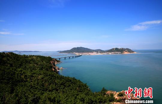 煙臺(tái)環(huán)境優(yōu)美、氣候宜人,遍布的海水浴場、濱海觀光景點(diǎn)為游艇帆船產(chǎn)業(yè)發(fā)展創(chuàng)造了條件。(資料圖) 楊兵 攝