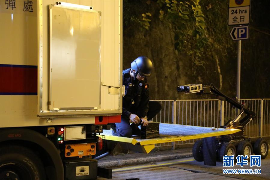 (港澳臺(tái)·香港故事·圖文互動(dòng))(2)用手觸摸二戰(zhàn)炸彈的人——訪香港警方拆彈專家