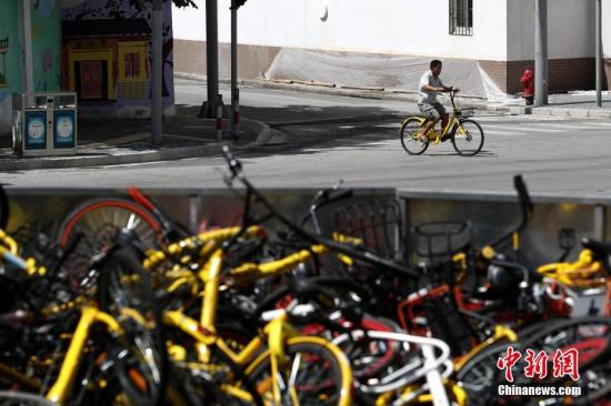 上?，F(xiàn)共享單車“墳墓” 堆積如山場面壯觀。 張亨偉 攝